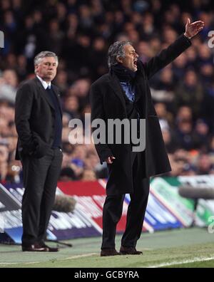 Football - UEFA Champions League - Round of 16 - second Leg - Chelsea v Inter Milan - Stamford Bridge.Carlo Ancelotti, directeur de Chelsea (à gauche) et Jose Mourinho, directeur de l'Inter Milan (à droite) sur la ligne de contact. Banque D'Images