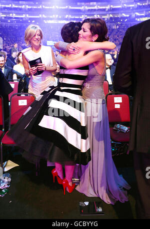 Cheryl Cole et Dannii Minogue lors des National Television Awards 2010, à l'Arena 02, Londres. Banque D'Images