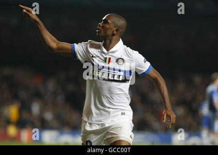 Samuel ETO'o, de l'Inter Milan, célèbre son premier but lors du match de la Ligue des champions de l'UEFA à Stamford Bridge, Londres. Banque D'Images