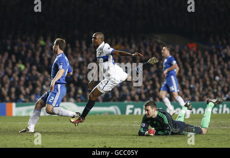 Samuel ETO'o (cente), de l'Inter Milan, marque son premier but lors du match de la Ligue des champions de l'UEFA à Stamford Bridge, Londres. Banque D'Images