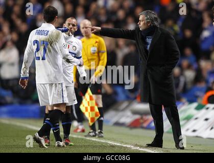 Football - UEFA Champions League - Round of 16 - second Leg - Chelsea v Inter Milan - Stamford Bridge.Jose Mourinho, directeur d'Inter Milan, donne des instructions de la ligne de contact Banque D'Images