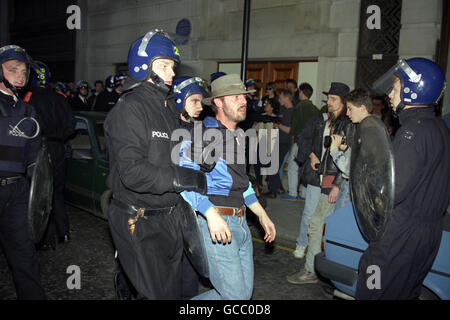 Des policiers anti-émeutes arrêtent un homme lors des émeutes dans le centre de Londres. Les manifestations contre le vote fiscal dans le centre de Londres se transforment en l'un des pires émeutes de la capitale depuis de nombreuses années. Banque D'Images