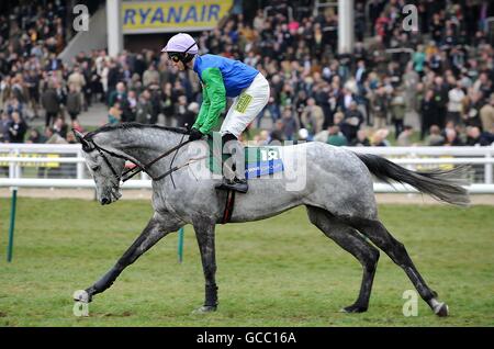 Grand effort criblé par le jockey Danny Cook va poster Pour la plaque de groupe Byrne Banque D'Images