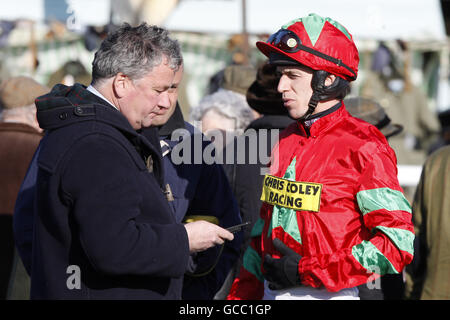 L'entraîneur Nigel Twiston-Davies (à gauche) parle au jockey Paddy Brennan (à droite) Banque D'Images