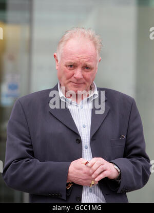 Bruce Jones, ancien acteur de la rue Coronation, quitte le tribunal de la Couronne de Mold où il a plaidé coupable à une conduite dangereuse. Banque D'Images