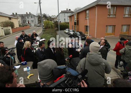 Les membres des médias attendent devant la station Bray Garda de Co. Wicklow, pour que Sean Fitzpatrick, l'ancien chef de la banque Anglo Irish Bank, quitte, après avoir été interrogé par des détectives de fraude au sujet de prétendues irrégularités financières. Banque D'Images