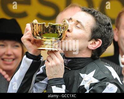 Courses hippiques - 2010 Cheltenham Festival - quatrième jour.Le jockey Paddy Brennan embrasse le Trophée de la coupe d'or après l'avoir remporté à bord du commandant impérial. Banque D'Images