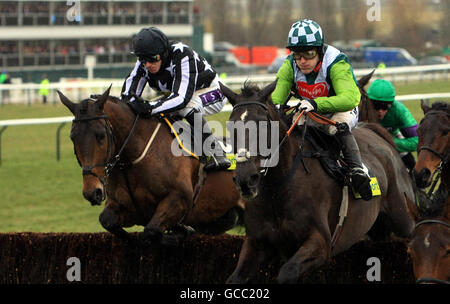 Vainqueur de la coupe d'or Commandant Impérial monté par Paddy Brennan (à gauche) vainqueur et deuxième placé Denman monté par Tony McCoy pendant les premières étapes de la coupe d'or Totesport Cheltenham Steeple Chase pendant le quatrième jour du Cheltenham Festival 2010 à Cheltenham Racecourse. Banque D'Images