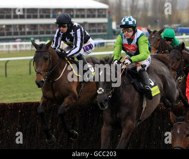 Vainqueur de la coupe d'or Commandant Impérial monté par Paddy Brennan (à gauche) vainqueur et deuxième placé Denman monté par Tony McCoy pendant les premières étapes de la coupe d'or Totesport Cheltenham Steeple Chase pendant le quatrième jour du Cheltenham Festival 2010 à Cheltenham Racecourse. Banque D'Images