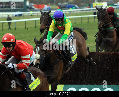 Kauto Star est monté par Ruby Walsh pendant les premières étapes de la coupe d'or de Totesport Cheltenham Steeple Chase pendant le quatrième jour du festival de Cheltenham 2010 à l'hippodrome de Cheltenham. Banque D'Images