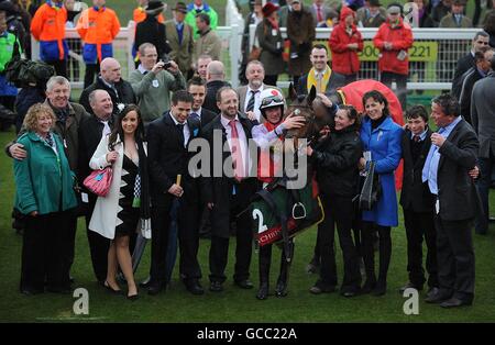 Jockey Sam Twiston-Davies (au centre) avec son cheval Baby Run et entraîneur Nigel Twiston-Davies (à l'extrême droite) après avoir remporté la coupe Christie's Foxhunter Chase Challenge à cheval Baby Run. Banque D'Images