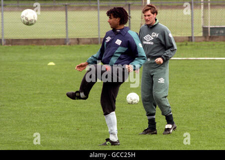 LE PROCHAIN ENTRAÎNEUR DE L'ANGLETERRE, GLENN HODDLE (À DROITE), PENDANT L'ENTRAÎNEMENT À HARLINGTON, MIDDLESEX, AVEC L'INTERNATIONAL HOLLANDAIS RUUD GULLIT, QUI POURRAIT ÉVENTUELLEMENT LE REMPLACER COMME DIRECTEUR DE CHELSEA. Banque D'Images