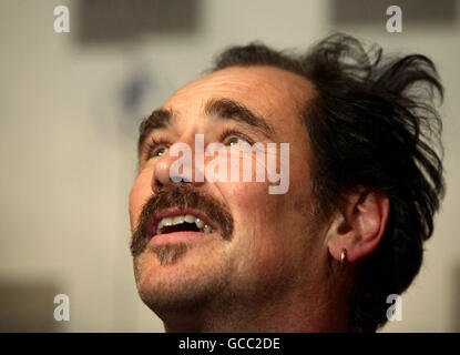 Mark Rylance avec son prix du meilleur acteur pour Jérusalem, lors des Laurence Olivier Awards à l'hôtel Grosvenor House dans le centre de Londres. Banque D'Images