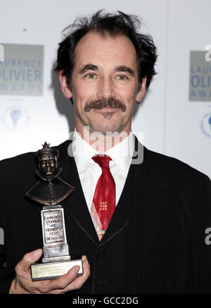 Mark Rylance avec son prix du meilleur acteur pour Jérusalem, lors des Laurence Olivier Awards à l'hôtel Grosvenor House dans le centre de Londres. Banque D'Images