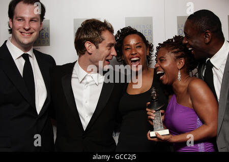 Jude Law (deuxième à gauche) présente James Dacre (à gauche), Lorraine Burroughs (au centre), Katori Hall et David Harewood avec leur prix du meilleur nouveau jeu pour le sommet de la montagne, lors des Laurence Olivier Awards à l'hôtel Grosvenor House dans le centre de Londres. Banque D'Images