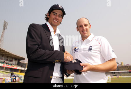 Le capitaine Alastair Cook, James Tredwell d'Angleterre, a présenté sa première casquette d'équipe lors du deuxième test au stade national Shere Bangla, à Mirpur, à Dhaka. Banque D'Images