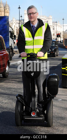 Le député libéral démocrate Lembit Opik traverse Westminster, Londres, sur un Segway alors que les partisans du mode de transport à deux roues auto-équilibré ont demandé au gouvernement de lever l'interdiction des routes sur le véhicule électrique. Banque D'Images