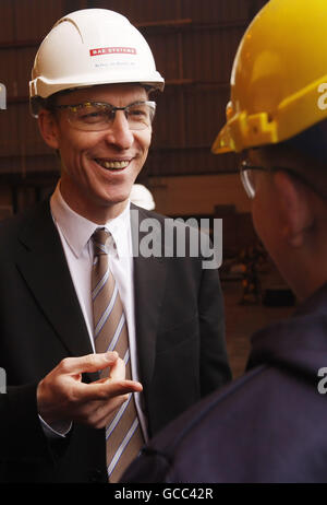 Jim Murphy visite le chantier naval Govan Banque D'Images