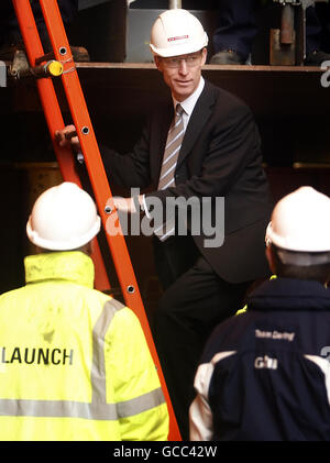 Le secrétaire d'État à l'Écosse, Jim Murphy, au Govan Ship Yard de Glasgow, au cours d'une visite pour annoncer un nouveau contrat de développement de la prochaine génération de navires de guerre. Banque D'Images