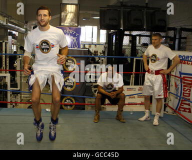 Carl Froch, champion WBC Super Middlewhuit (à gauche), saute dans les airs pendant 30 secondes alors qu'il participe au « Lonsdale Challenge » avec les autres boxeurs James DeGale et Tony Jeffries (à droite) au Libertys Gym de Nottingham. Banque D'Images