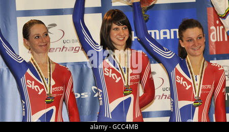 Wendy Houvenaghel, Joanna Roswell et Lizzie Armitstead en Grande-Bretagne (de gauche à droite) reçoivent leurs médailles d'argent dans la poursuite par équipe lors des championnats du monde de cyclisme d'athlétisme à la Ballerup Super Arena, Copenhague, Danemark. Banque D'Images