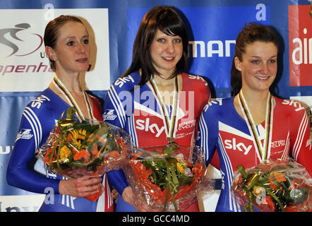 Wendy Houvenaghel, Joanna Roswell et Lizzie Armitstead en Grande-Bretagne (de gauche à droite) reçoivent leurs médailles d'argent dans la poursuite par équipe lors des championnats du monde de cyclisme d'athlétisme à la Ballerup Super Arena, Copenhague, Danemark. Banque D'Images