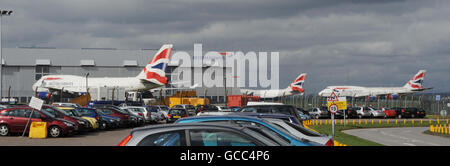 Les avions de British Airways sont installés sur le tarmac au dépôt de maintenance de British Airways à l'aéroport de Cardiff. Banque D'Images