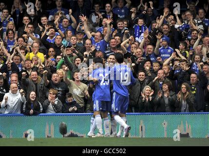 Frank Lampard (au centre) de Chelsea célèbre avec ses coéquipiers après marquer l'objectif d'ouverture du jeu Banque D'Images