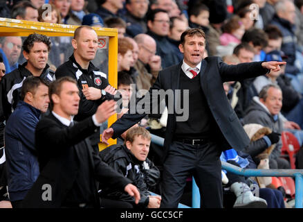 Charlton Athletic Manager Phil Parkinson (à droite) pendant le match de la Coca-Cola League One au stade Galpharm, Huddersfield. Banque D'Images