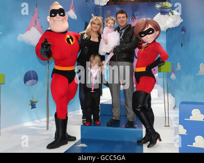 Shane Richie (2e droite) tenant la fille Lolita Bell avec son épouse Christie Goddard et son fils Mackenzie Blue avec des personnes habillées comme les personnages de Disney M. et Mme Incredible à l'événement de lancement du New Generation Festival à Disneyland Paris. Banque D'Images