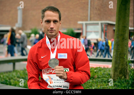 Amsterdam, Pays-Bas. 08 juillet, 2016. Lanceur de javelot tchèque Vitezslav Vesely pose avec la médaille d'argent de l'Athletics Championship à Amsterdam, Pays-Bas, 8 juillet 2016. © Tibor Alfoldi/CTK Photo/Alamy Live News Banque D'Images