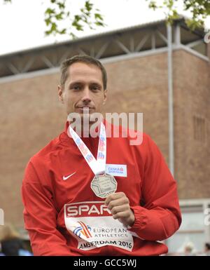 Amsterdam, Pays-Bas. 08 juillet, 2016. Lanceur de javelot tchèque Vitezslav Vesely pose avec la médaille d'argent de l'Athletics Championship à Amsterdam, Pays-Bas, 8 juillet 2016. © Tibor Alfoldi/CTK Photo/Alamy Live News Banque D'Images