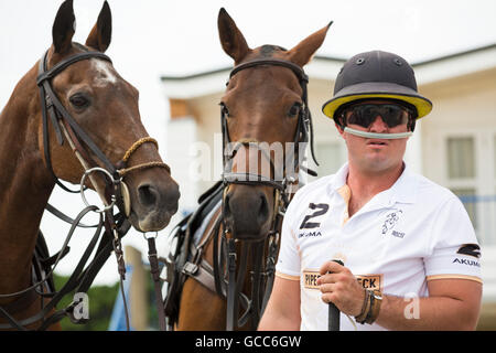 Bancs, Poole, Dorset, UK 8 juillet 2016. Les Britanniques Beach Polo Championships se met en route à la plage de Sandbanks, Poole. Les deux jours de l'événement a lieu le vendredi et samedi, en tant que visiteurs, chef de la plage pour voir l'action Banque D'Images