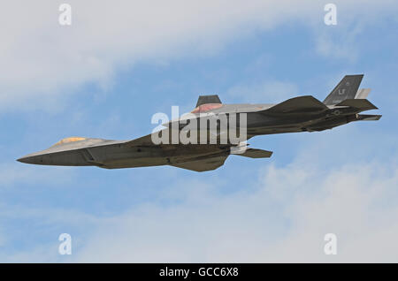 RAF Fairford. Le jour de l'ouverture de trois jours a vu l'Airshow spectacle public officiel débuts de la Lockheed Martin F-35 Lightning II chasse. L'un a volé avec un Lockheed F-22 Raptor Banque D'Images