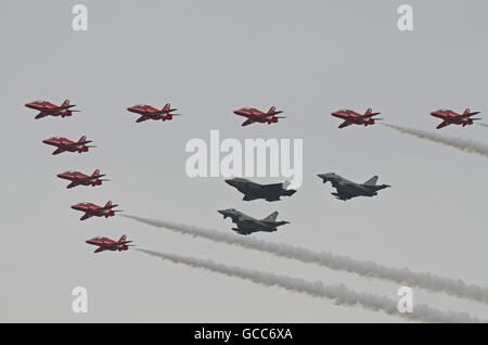 RAF Fairford. Le jour de l'ouverture de trois jours a vu l'Airshow spectacle public officiel débuts de la Lockheed Martin F-35 Lightning II chasse. Un F-35 ont volé dans une formation spéciale avec les flèches rouges et 2 typhons RAF Banque D'Images