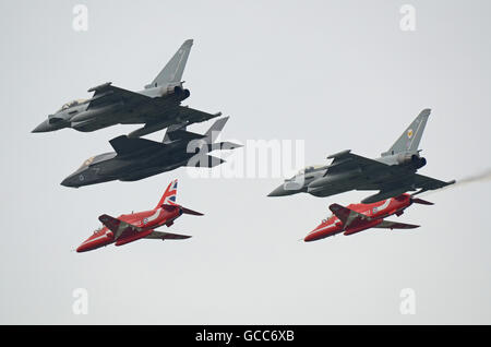 RAF Fairford. Le jour de l'ouverture de trois jours a vu l'Airshow spectacle public officiel débuts de la Lockheed Martin F-35 Lightning II chasse. Un F-35 ont volé dans une formation spéciale avec les flèches rouges et 2 typhons RAF Banque D'Images