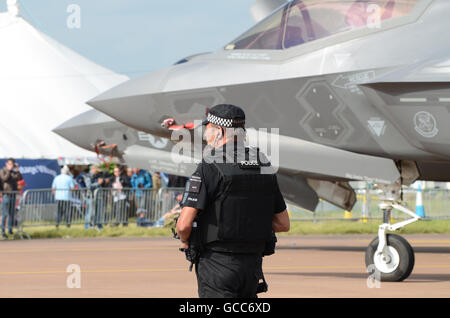 RAF Fairford. Le jour d'ouverture du spectacle aérien de trois jours a vu les débuts officiels du chasseur Lockheed Martin F-35 Lightning II. Sécurité armée Banque D'Images