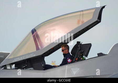 RAF Fairford. Le jour de l'ouverture de trois jours a vu l'Airshow spectacle public officiel débuts de la Lockheed Martin F-35 Lightning II en avion de chasse Banque D'Images