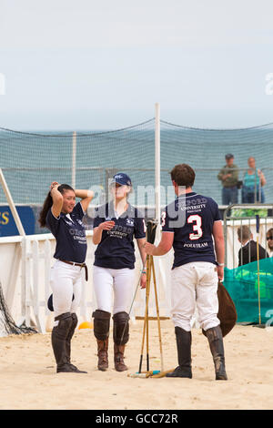 Bancs, Poole, Dorset, UK 8 juillet 2016. Les Britanniques Beach Polo Championships se met en route à la plage de Sandbanks, Poole. Les deux jours de l'événement a lieu le vendredi et samedi, en tant que visiteurs, chef de la plage pour voir l'action sur un jour ensoleillé chaud chaud. Credit : Carolyn Jenkins/Alamy Live News Banque D'Images