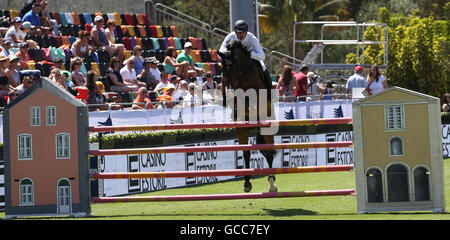 Lisbonne, Portugal. 08 juillet, 2016. Coureur espagnol, Gonzalo Anon Suarez, montant le cheval, AD Amigo B Crédit : Alexandre Sousa/Alamy Live News Banque D'Images