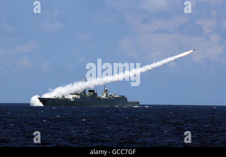 Sanya. 8 juillet, 2016. Destroyer lance-missiles Guangzhou lance un missile de défense aérienne pendant un exercice militaire dans le domaine de l'eau près de l'île de Hainan en Chine du sud et les îles Xisha, Juillet 8, 2016. La Marine Chinoise a mené un combat annuel percer dans le domaine de l'eau près de l'île de Hainan en Chine du sud et les îles Xisha le vendredi. © Zha Chunming/Xinhua/Alamy Live News Banque D'Images