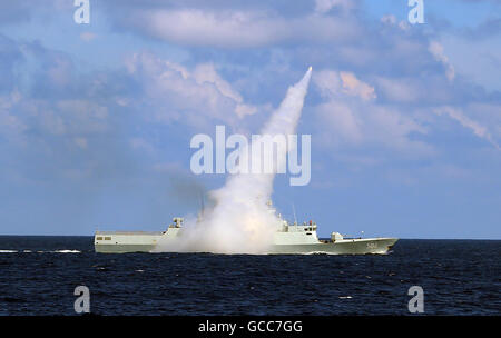 Sanya. 8 juillet, 2016. Une frégate de la marine chinoise lance un missile pendant un exercice militaire dans le domaine de l'eau près de l'île de Hainan en Chine du sud et les îles Xisha, Juillet 8, 2016. La Marine Chinoise a mené un combat annuel percer dans le domaine de l'eau près de l'île de Hainan en Chine du sud et les îles Xisha le vendredi. © Zha Chunming/Xinhua/Alamy Live News Banque D'Images