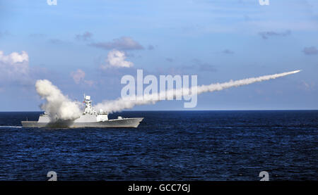 Sanya. 8 juillet, 2016. Frégate de missiles Qingdao lance un missile anti-navire pendant un exercice militaire dans le domaine de l'eau près de l'île de Hainan en Chine du sud et les îles Xisha, Juillet 8, 2016. La Marine Chinoise a mené un combat annuel percer dans le domaine de l'eau près de l'île de Hainan en Chine du sud et les îles Xisha le vendredi. © Zha Chunming/Xinhua/Alamy Live News Banque D'Images