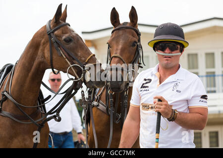 Bancs, Poole, Dorset, UK 8 juillet 2016. Les Britanniques Beach Polo Championships se met en route à la plage de Sandbanks, Poole. Les deux jours de l'événement a lieu le vendredi et samedi, en tant que visiteurs, chef de la plage pour voir l'action Credit : Carolyn Jenkins/Alamy Live News Banque D'Images