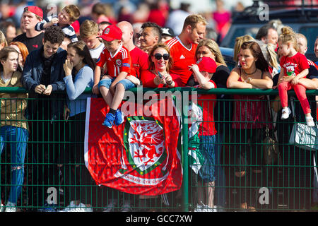 08.07.2016. Cardiff City Stadium, Cardiff, Pays de Galles. L'équipe de football gallois mens Homecoming événement après le succès de leur championnat d'Europe de football. Fans attendent l'arrivée de l'équipe galloise Banque D'Images