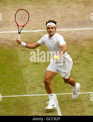 08.07.2016. All England Lawn Tennis et croquet Club, Londres, Angleterre. Tennis de Wimbledon le jour 12. Mens' des célibataires demi-finale entre Roger Federer numéro 3 (SUI) et numéro 6 des semences, Milos Raonic (CAN). Des volées de Roger Federer au filet. Banque D'Images