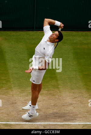 08.07.2016. All England Lawn Tennis et croquet Club, Londres, Angleterre. Tennis de Wimbledon le jour 12. Mens' des célibataires demi-finale entre Roger Federer numéro 3 (SUI) et numéro 6 des semences, Milos Raonic (CAN). Milos Raonic sert. Banque D'Images