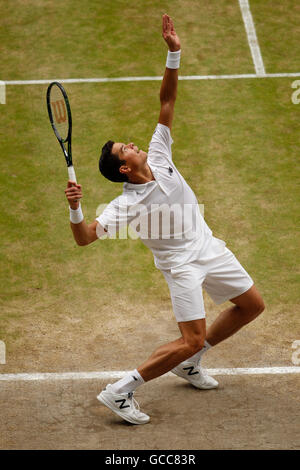 08.07.2016. All England Lawn Tennis et croquet Club, Londres, Angleterre. Tennis de Wimbledon le jour 12. Mens' des célibataires demi-finale entre Roger Federer numéro 3 (SUI) et numéro 6 des semences, Milos Raonic (CAN). Milos Raonic sert. Banque D'Images