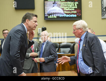 7 juillet 2016 - Washington, District de Columbia, États-Unis d'Amérique - Le directeur du FBI, James Comey, gauche, à l'écoute de United Représentant de l'Etat Glenn Grothman (républicain du Wisconsin), juste après avoir témoigné devant le comité de la Chambre sur la surveillance et la réforme du gouvernement après son annonce mardi qu'il recommande de ne pas poursuivre l'ex-secrétaire d'État américaine Hillary Clinton pour le maintien d'un serveur privé sur la colline du Capitole à Washington, DC le Jeudi, Juillet 7, 2016. Représentant américain Peter Welch (démocrate du Vermont) ressemble à du centre.Credit : Ron Sachs/CNP. Banque D'Images