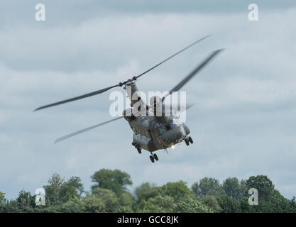 RAF Fairford, Gloucestershire. 8 juillet, 2016. Jour 1 de la Royal International Air Tattoo (RIAT) avec des avions militaires à l'écran provenant de partout dans le monde. Démonstration de vol d'un Boeing Chinook de RAF Odiham. Credit : aviationimages/Alamy Live News. Banque D'Images